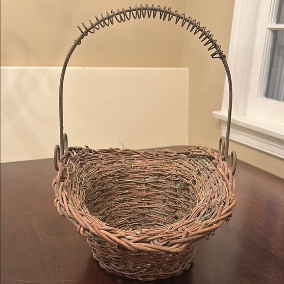 Rustic Woven Basket with metal Handle - Picture 5 of 7